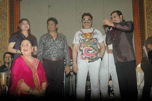 गायक सुदेश भोंसले की जन्‍मदिन पार्टी । आईफा में सितारे