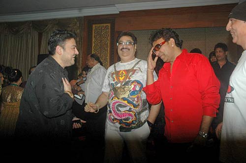 गायक सुदेश भोंसले की जन्‍मदिन पार्टी । आईफा में सितारे