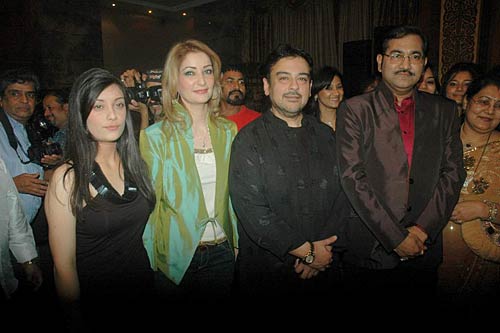 गायक सुदेश भोंसले की जन्‍मदिन पार्टी । आईफा में सितारे