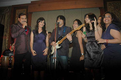 गायक सुदेश भोंसले की जन्‍मदिन पार्टी । आईफा में सितारे