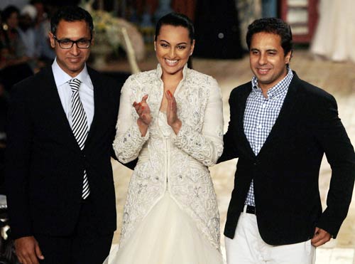 24 जुलाई 2011: तस्‍वीरों में दिनभर की बड़ी खबरें | पढ़ें