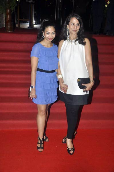 'ताज एक्‍सप्रेस' के मंचन पर सितारे  | बिना मेकअप अभिनेत्रियां