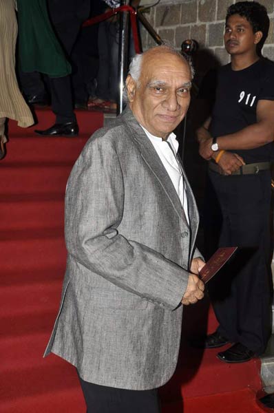 'ताज एक्‍सप्रेस' के मंचन पर सितारे  | बिना मेकअप अभिनेत्रियां