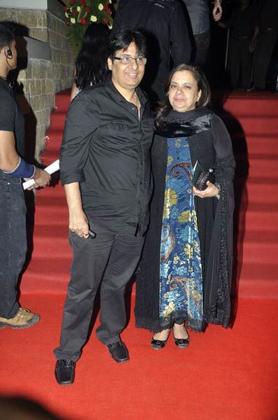 'ताज एक्‍सप्रेस' के मंचन पर सितारे  | बिना मेकअप अभिनेत्रियां