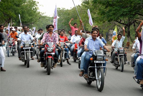 11 जुलाई 2011: तस्‍वीरों में देखें दिनभर की बड़ी खबरें । पढ़ें