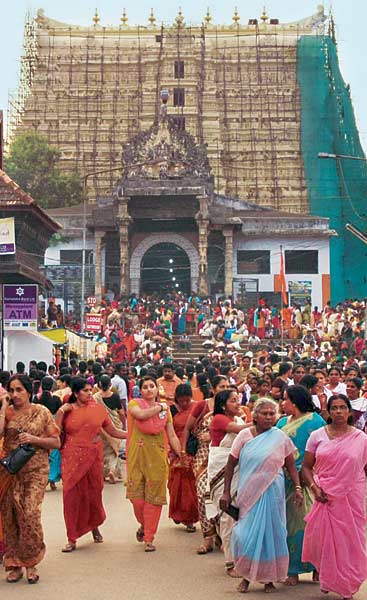 पद्मनाभस्वामी मंदिर के पास एक लाख करोड़ रुपये? । देखें खजाना