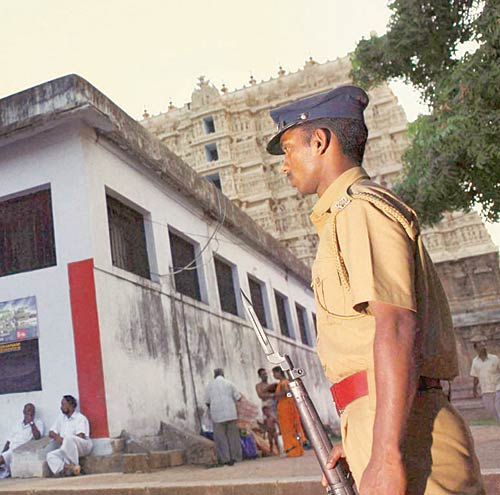 पद्मनाभस्वामी मंदिर के पास एक लाख करोड़ रुपये? । देखें खजाना