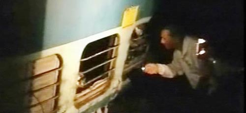 मालदा में बैंगलोर-गुवाहाटी ट्रेन दुर्घटना की पहली तस्वीरें