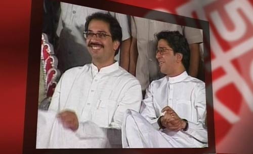 क्यों रैली में साथ उतरे उद्धव-राज ठाकरे?