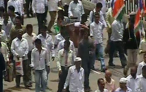 क्यों रैली में साथ उतरे उद्धव-राज ठाकरे?