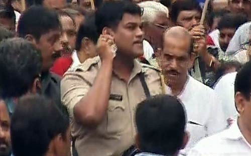 क्यों रैली में साथ उतरे उद्धव-राज ठाकरे?