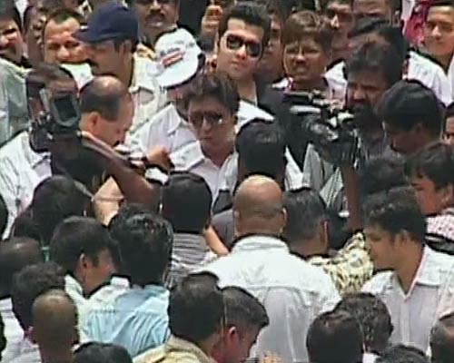 क्यों रैली में साथ उतरे उद्धव-राज ठाकरे?