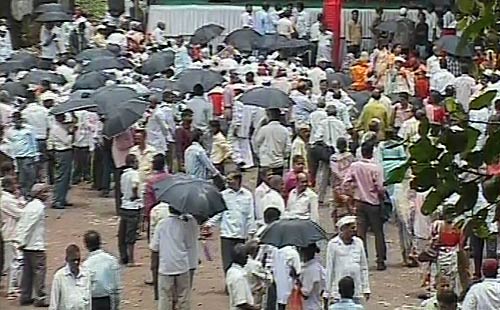 क्यों रैली में साथ उतरे उद्धव-राज ठाकरे?