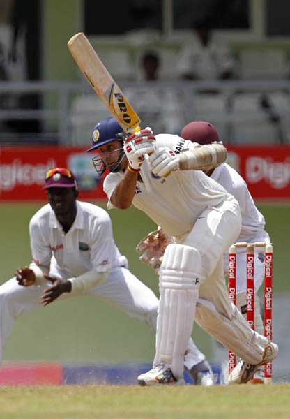 धोनी और रैना के दम पर भारत को बढ़त...