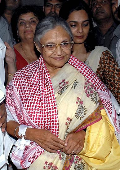 नेताओं के घरों पर अन्‍ना समर्थकों का प्रदर्शन | हर ओर अन्‍ना...