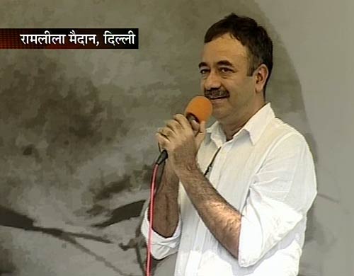 अन्‍ना का साथ देने पहुंचे आमिर खान | हर ओर अन्‍ना...