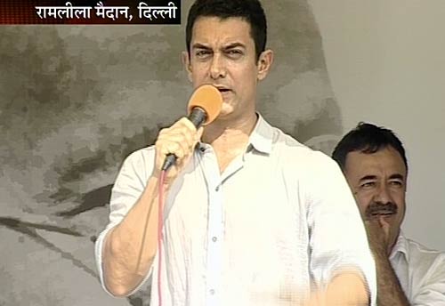 अन्‍ना का साथ देने पहुंचे आमिर खान | हर ओर अन्‍ना...