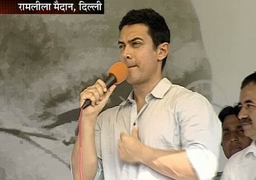 अन्‍ना का साथ देने पहुंचे आमिर खान | हर ओर अन्‍ना...