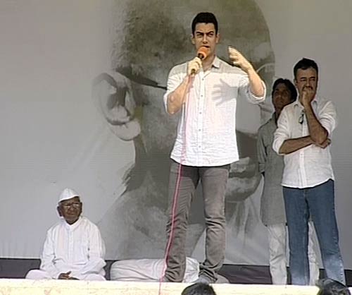 अन्‍ना का साथ देने पहुंचे आमिर खान | हर ओर अन्‍ना...