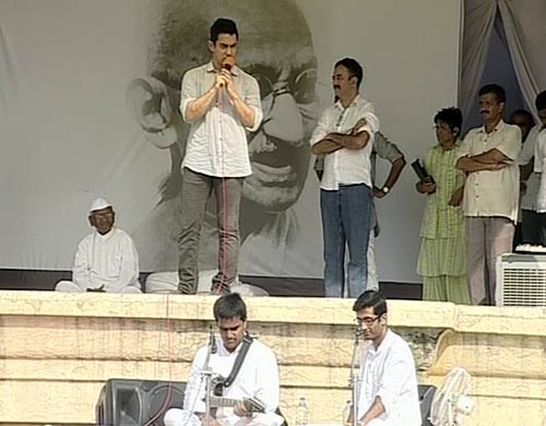 अन्‍ना का साथ देने पहुंचे आमिर खान | हर ओर अन्‍ना...