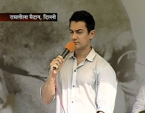 अन्‍ना का साथ देने पहुंचे आमिर खान | हर ओर अन्‍ना...