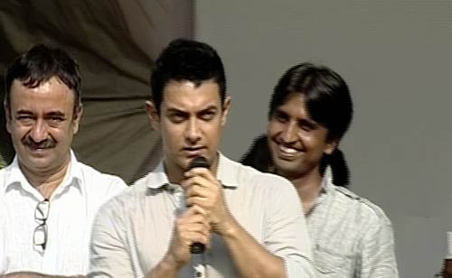 अन्‍ना का साथ देने पहुंचे आमिर खान | हर ओर अन्‍ना...