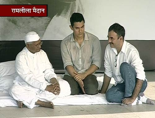 अन्‍ना का साथ देने पहुंचे आमिर खान | हर ओर अन्‍ना...