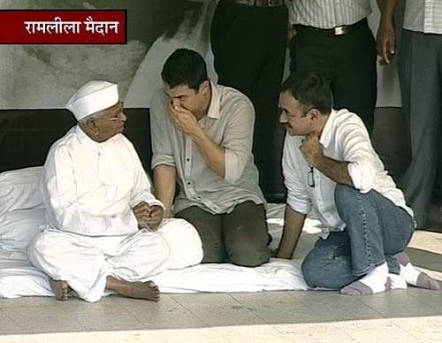 अन्‍ना का साथ देने पहुंचे आमिर खान | हर ओर अन्‍ना...