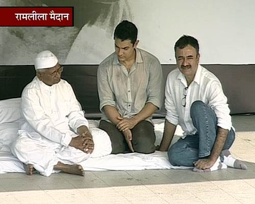 अन्‍ना का साथ देने पहुंचे आमिर खान | हर ओर अन्‍ना...