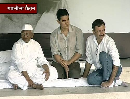 अन्‍ना का साथ देने पहुंचे आमिर खान | हर ओर अन्‍ना...