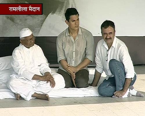 अन्‍ना का साथ देने पहुंचे आमिर खान | हर ओर अन्‍ना...