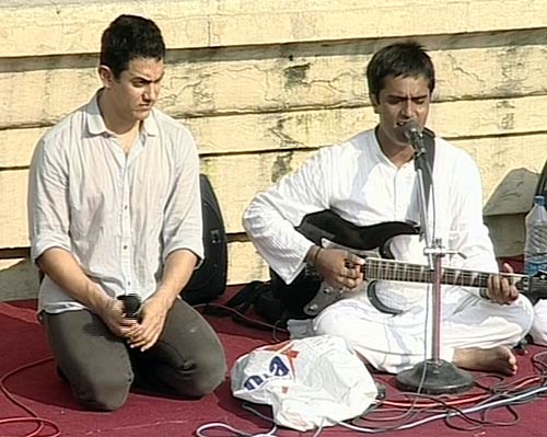 अन्‍ना का साथ देने पहुंचे आमिर खान | हर ओर अन्‍ना...