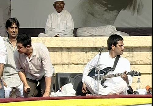 अन्‍ना का साथ देने पहुंचे आमिर खान | हर ओर अन्‍ना...