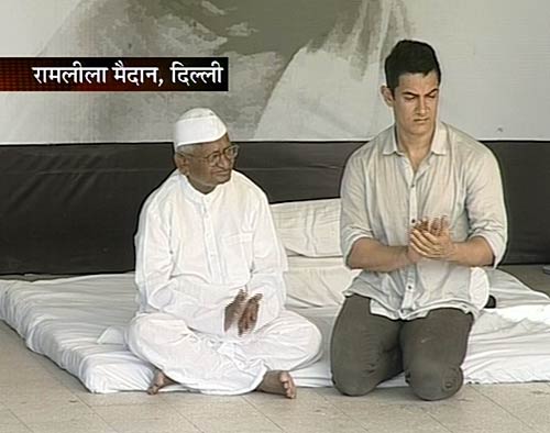 अन्‍ना का साथ देने पहुंचे आमिर खान | हर ओर अन्‍ना...