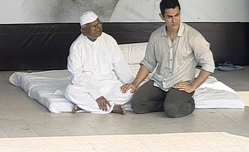 अन्‍ना का साथ देने पहुंचे आमिर खान | हर ओर अन्‍ना...