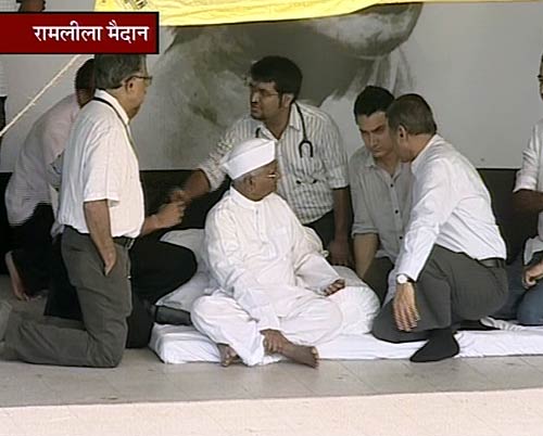 अन्‍ना का साथ देने पहुंचे आमिर खान | हर ओर अन्‍ना...