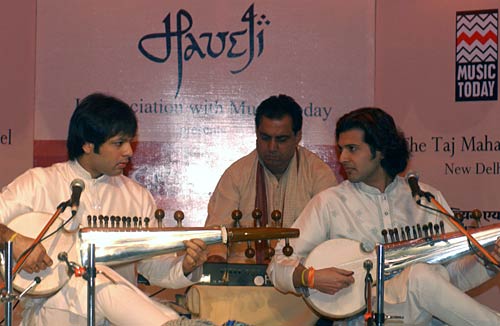 आया 'प्‍यार के दो तार से संसार बांधने' का त्‍योहार