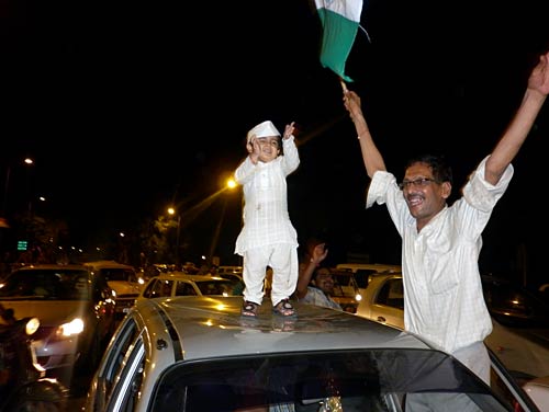 22 अगस्‍त 2011: लोगों ने भेजी तस्‍वीरें । मैं भी अन्‍ना, तू भी अन्‍ना