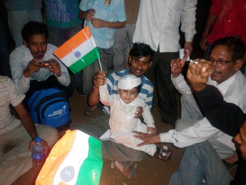 22 अगस्‍त 2011: लोगों ने भेजी तस्‍वीरें । मैं भी अन्‍ना, तू भी अन्‍ना