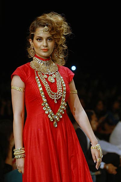 सितारों से गुलजार हुआ ज्‍वेलरी वीक...| स्विमसूट परियां