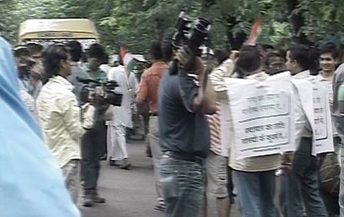 देखें कैसे गिरफ्तार हुए अन्‍ना हजारे | सड़कों पर समर्थक