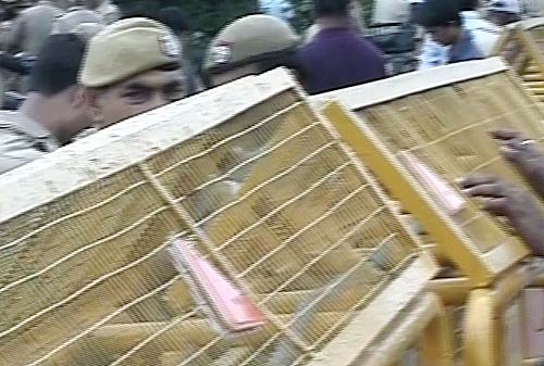 देखें कैसे गिरफ्तार हुए अन्‍ना हजारे | सड़कों पर समर्थक