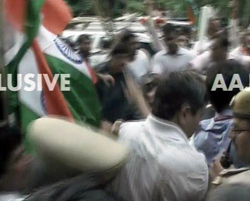 देखें कैसे गिरफ्तार हुए अन्‍ना हजारे | सड़कों पर समर्थक