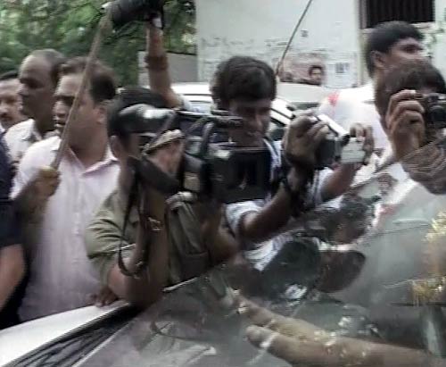 देखें कैसे गिरफ्तार हुए अन्‍ना हजारे | सड़कों पर समर्थक