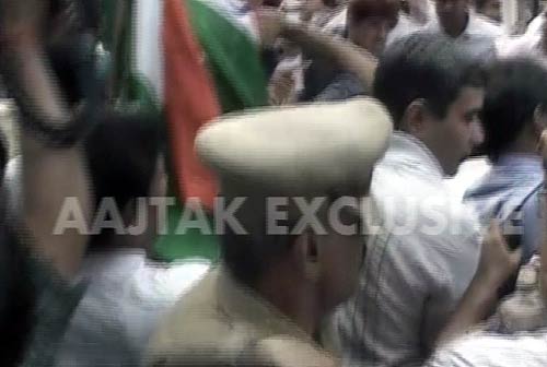 देखें कैसे गिरफ्तार हुए अन्‍ना हजारे | सड़कों पर समर्थक