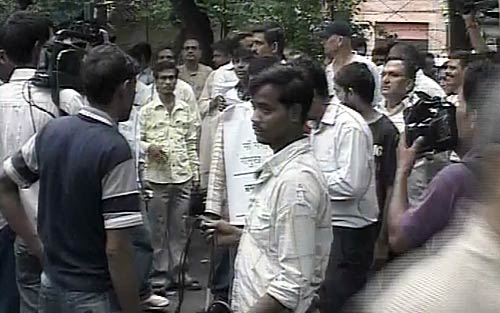 देखें कैसे गिरफ्तार हुए अन्‍ना हजारे | सड़कों पर समर्थक