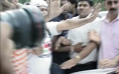 देखें कैसे गिरफ्तार हुए अन्‍ना हजारे | सड़कों पर समर्थक