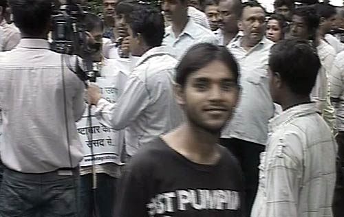 देखें कैसे गिरफ्तार हुए अन्‍ना हजारे | सड़कों पर समर्थक