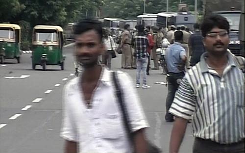 देखें कैसे गिरफ्तार हुए अन्‍ना हजारे | सड़कों पर समर्थक