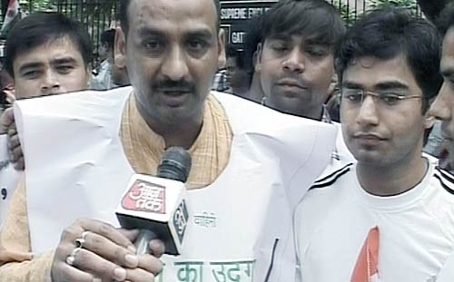 देखें कैसे गिरफ्तार हुए अन्‍ना हजारे | सड़कों पर समर्थक